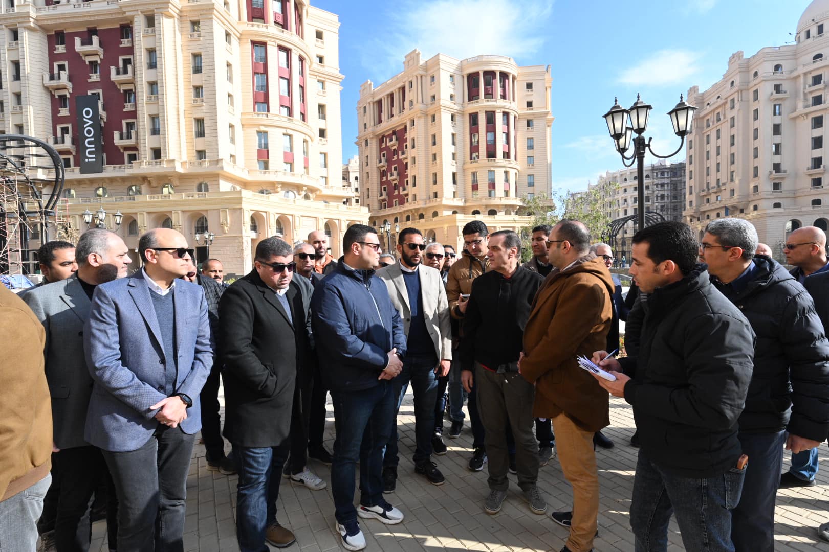 وزير الإسكان يتفقد سير العمل بالحى السكنى الخامس R5