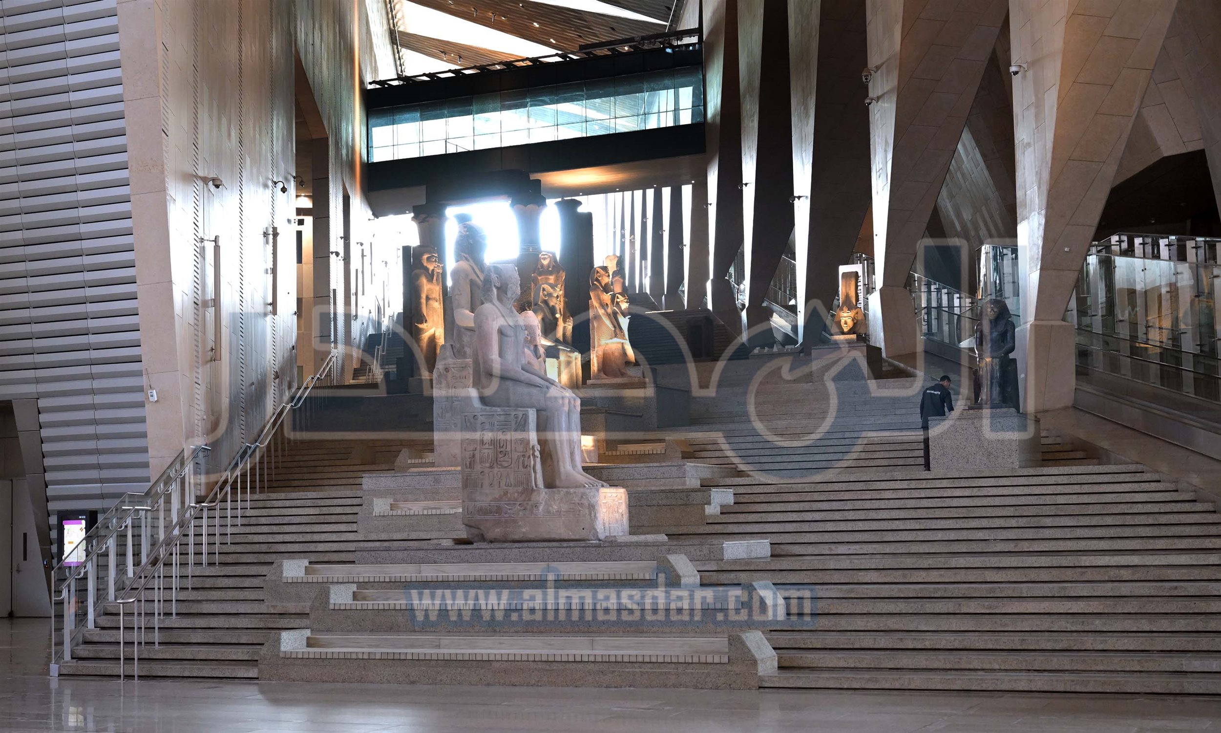 مدبولي يتفقد اللمسات النهائية لمشروع المتحف المصري الكبير