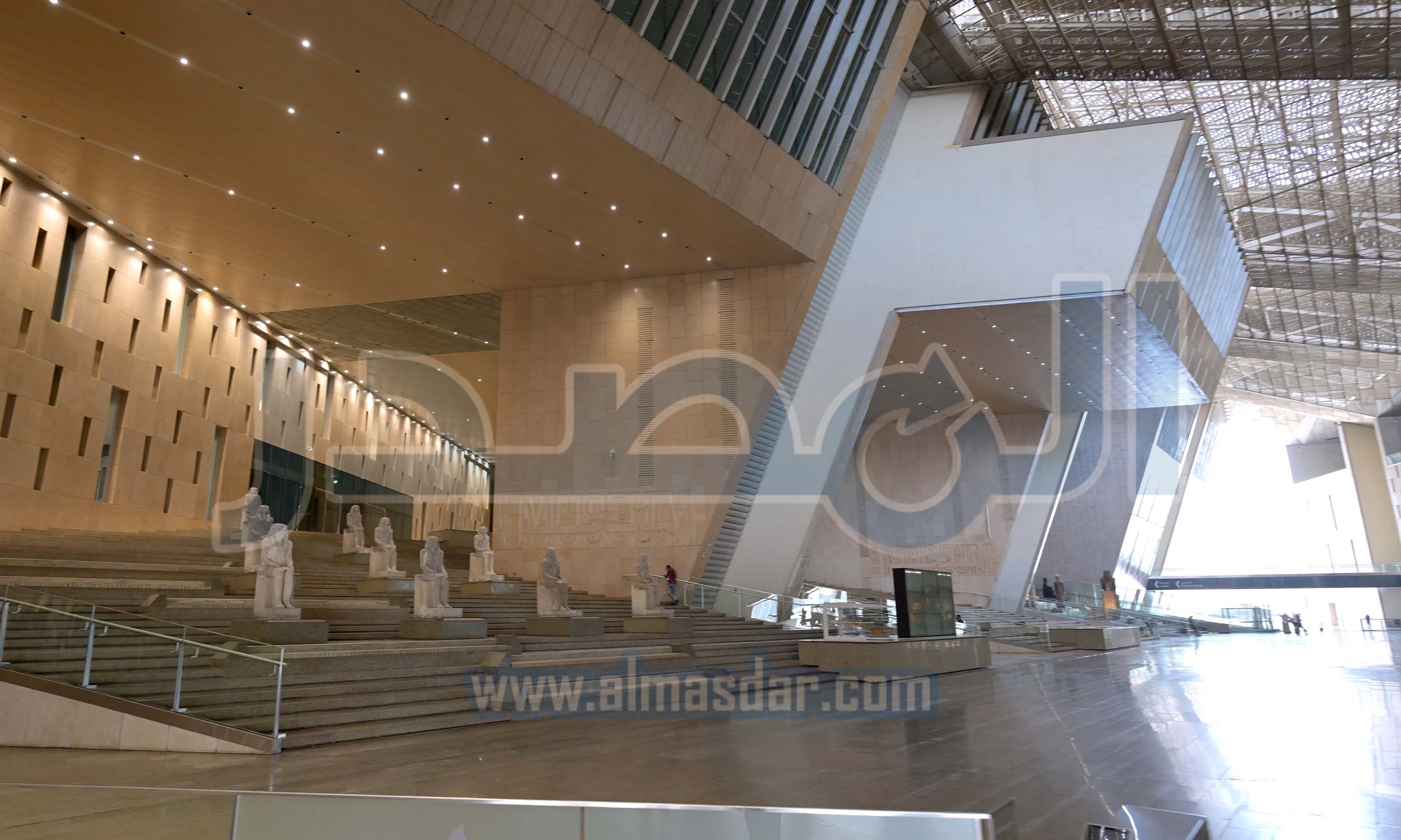 مدبولي يتفقد اللمسات النهائية لمشروع المتحف المصري الكبير