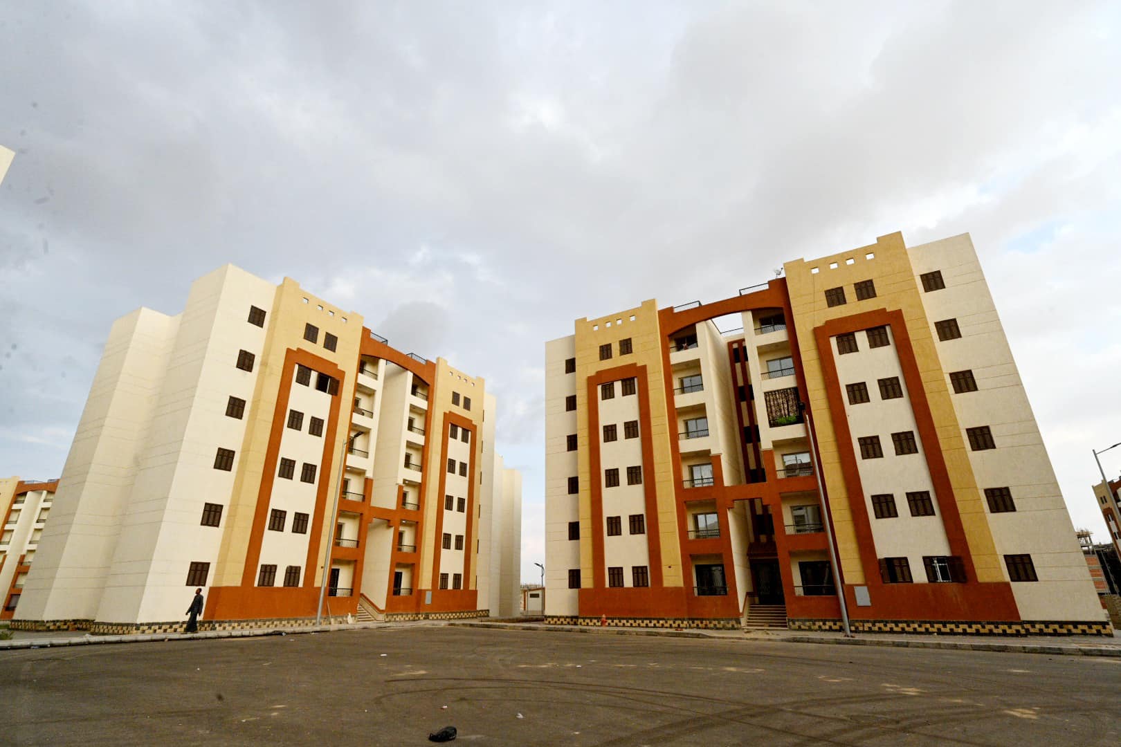 وزير الإسكان يتابع موقف مشروعات الإسكان بمدينة العبور الجديدة