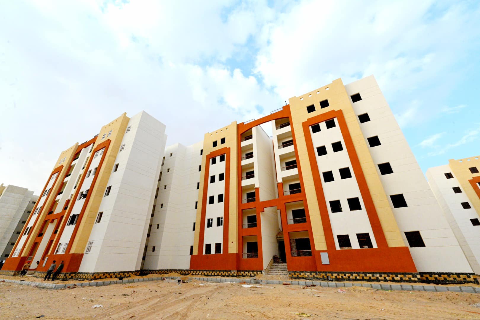 وزير الإسكان يتابع موقف مشروعات الإسكان بمدينة العبور الجديدة