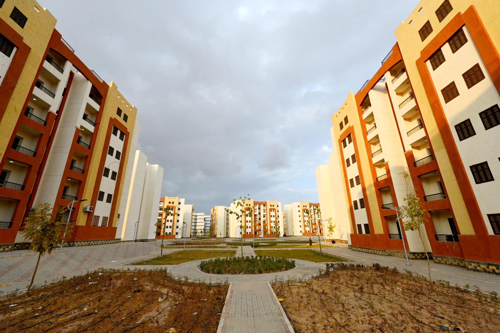 وزير الإسكان يتابع موقف مشروعات الإسكان بمدينة العبور الجديدة
