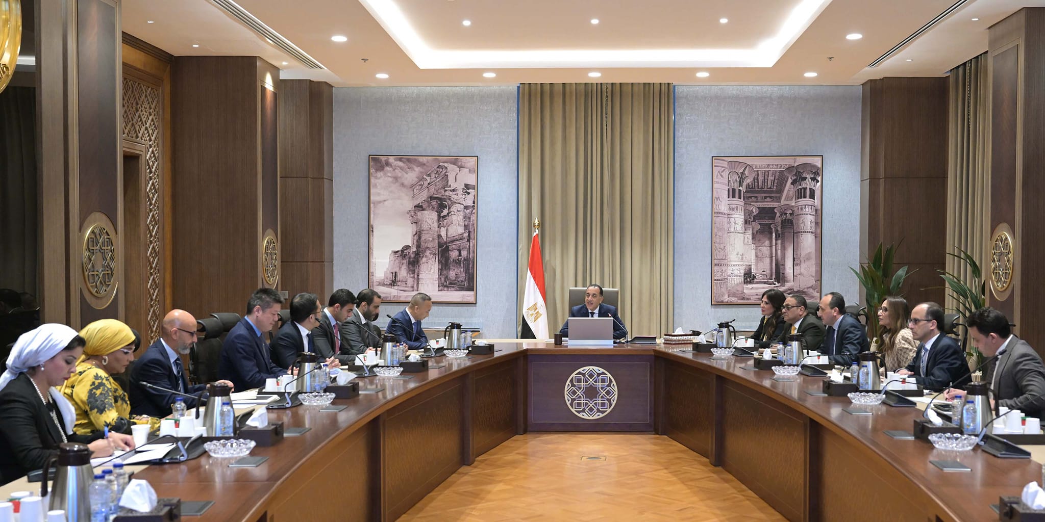 رئيس الوزراء يلتقي نائب رئيس مجموعة جيلي أوتو القابضة