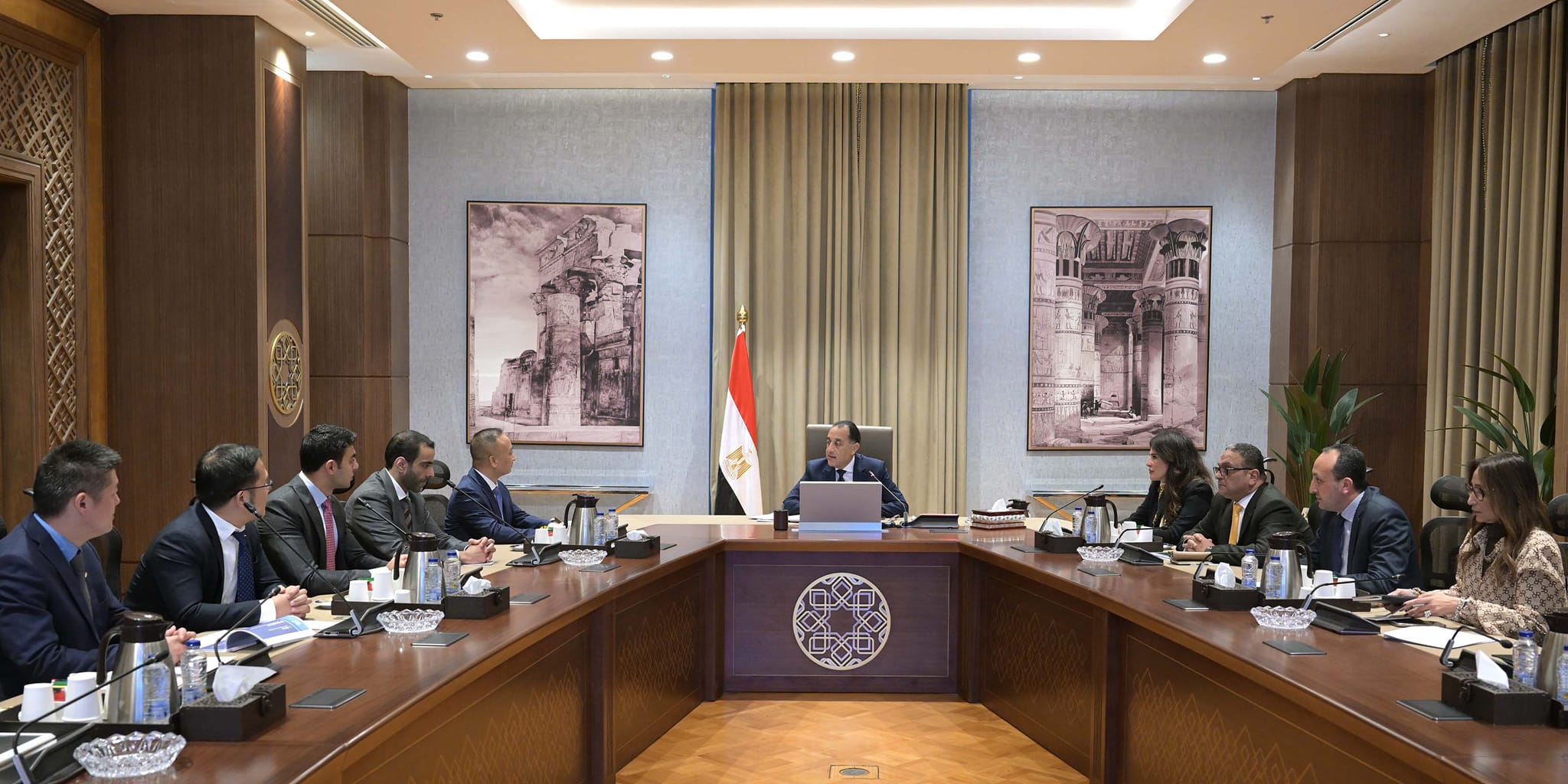 رئيس الوزراء يلتقي نائب رئيس مجموعة جيلي أوتو القابضة