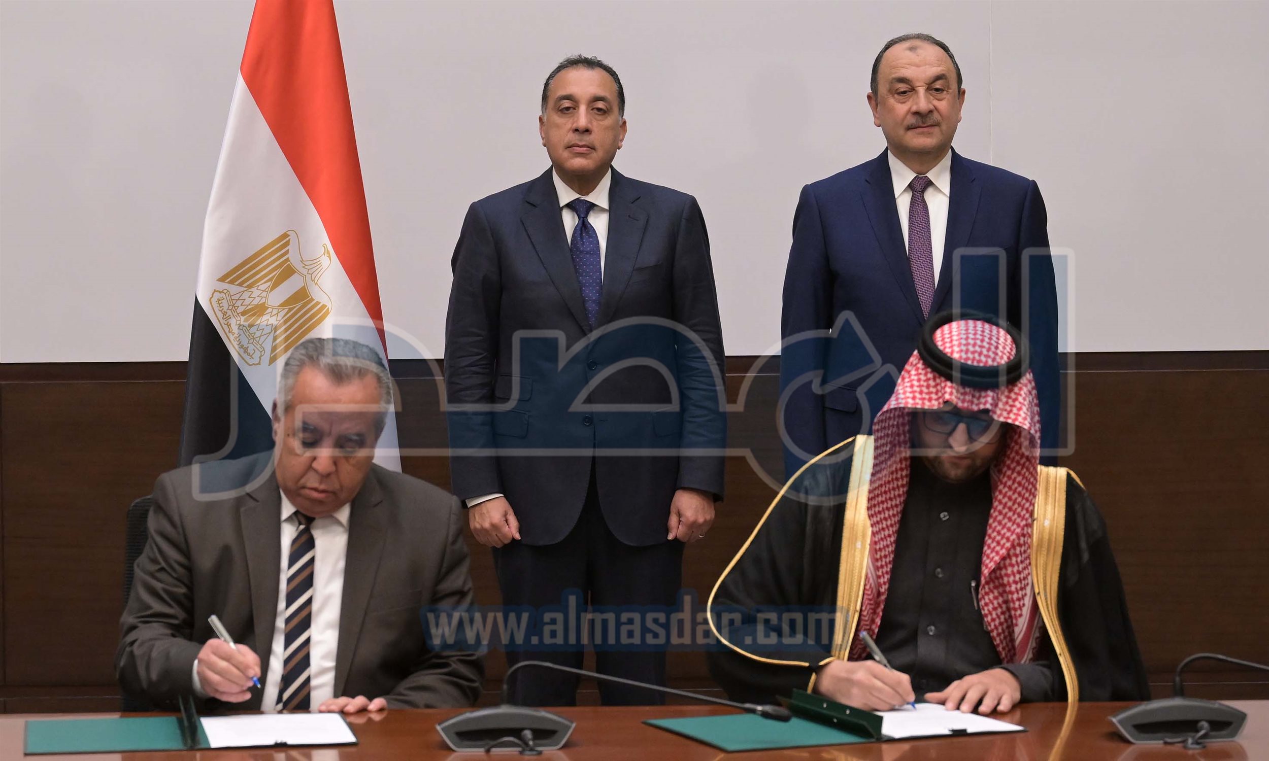 مدبولى يشهد توقيع عقد بين شركتي كيما والشرق للاستثمار