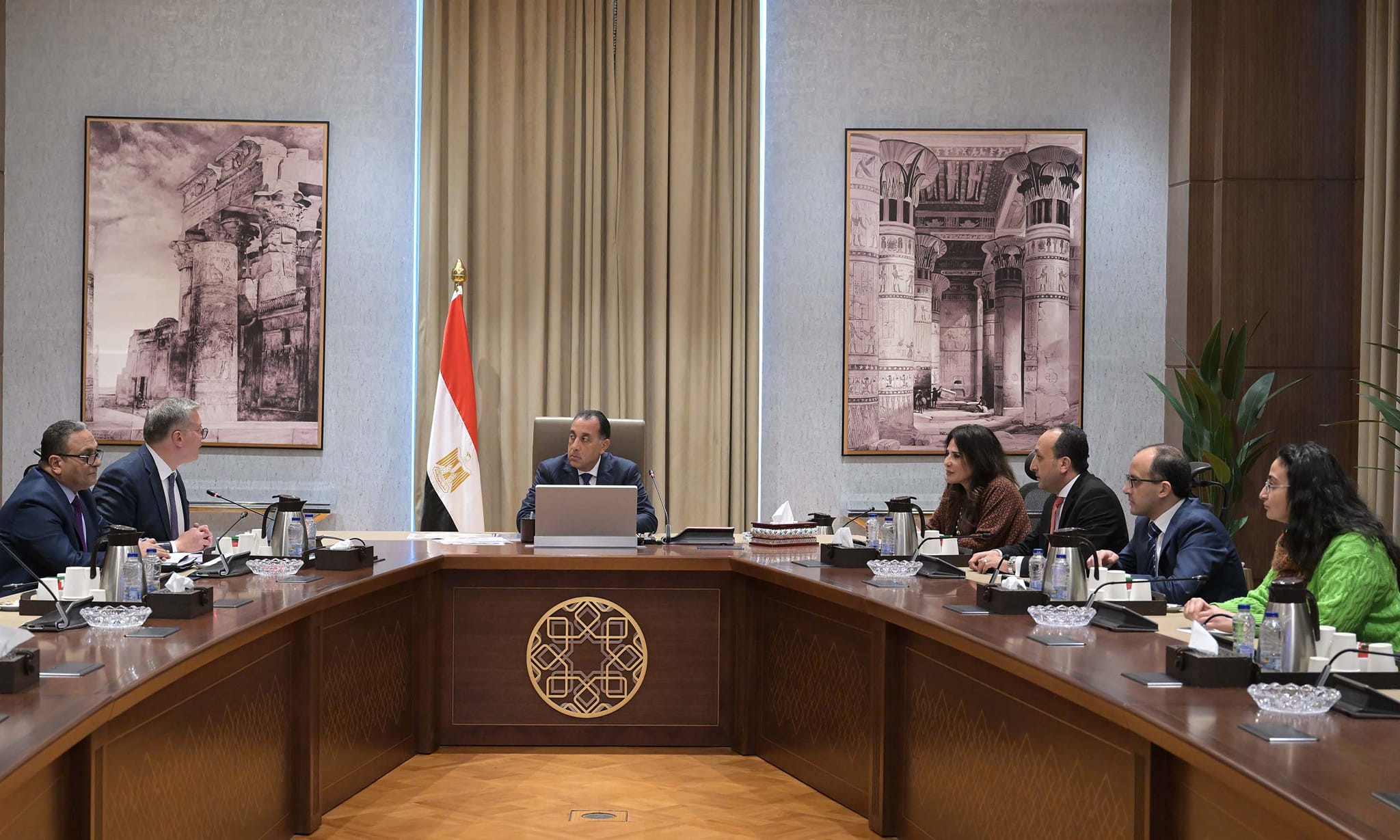 رئيس الوزراء خلال اجتماعه مع وزير البترول