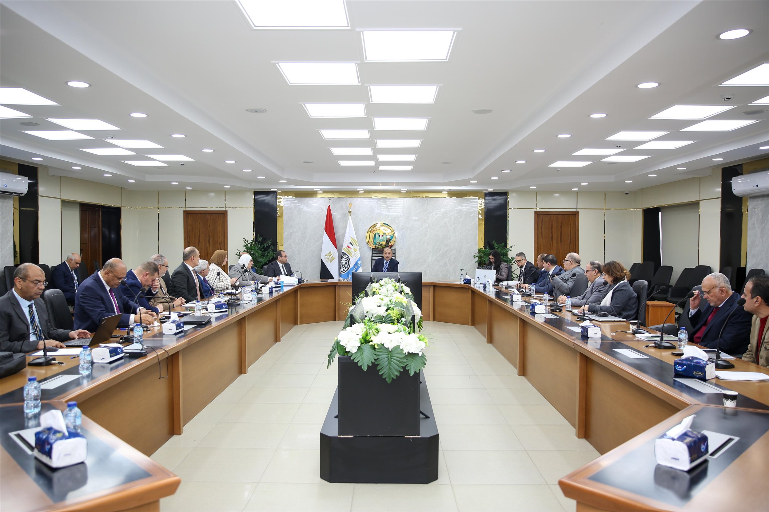 اجتماع وزير قطاع الأعمال برؤساء شركات القطن والغزل والنسيج