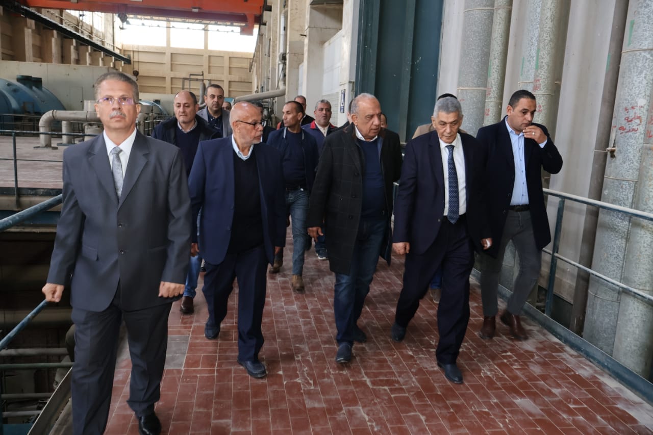 عصمت فى زيارة إلى محطة توليد كهرباء عتاقة البخارية بالسويس