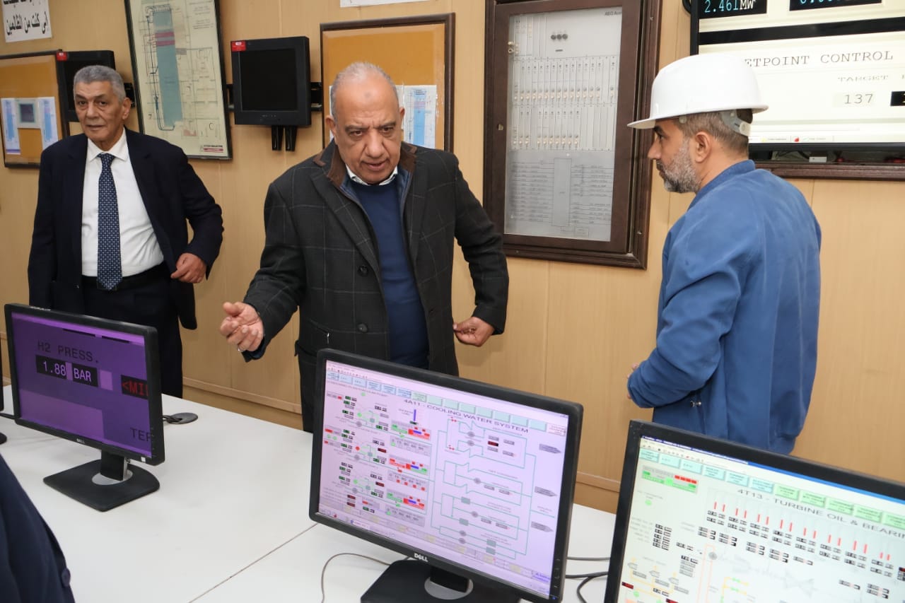 عصمت فى زيارة إلى محطة توليد كهرباء عتاقة البخارية بالسويس