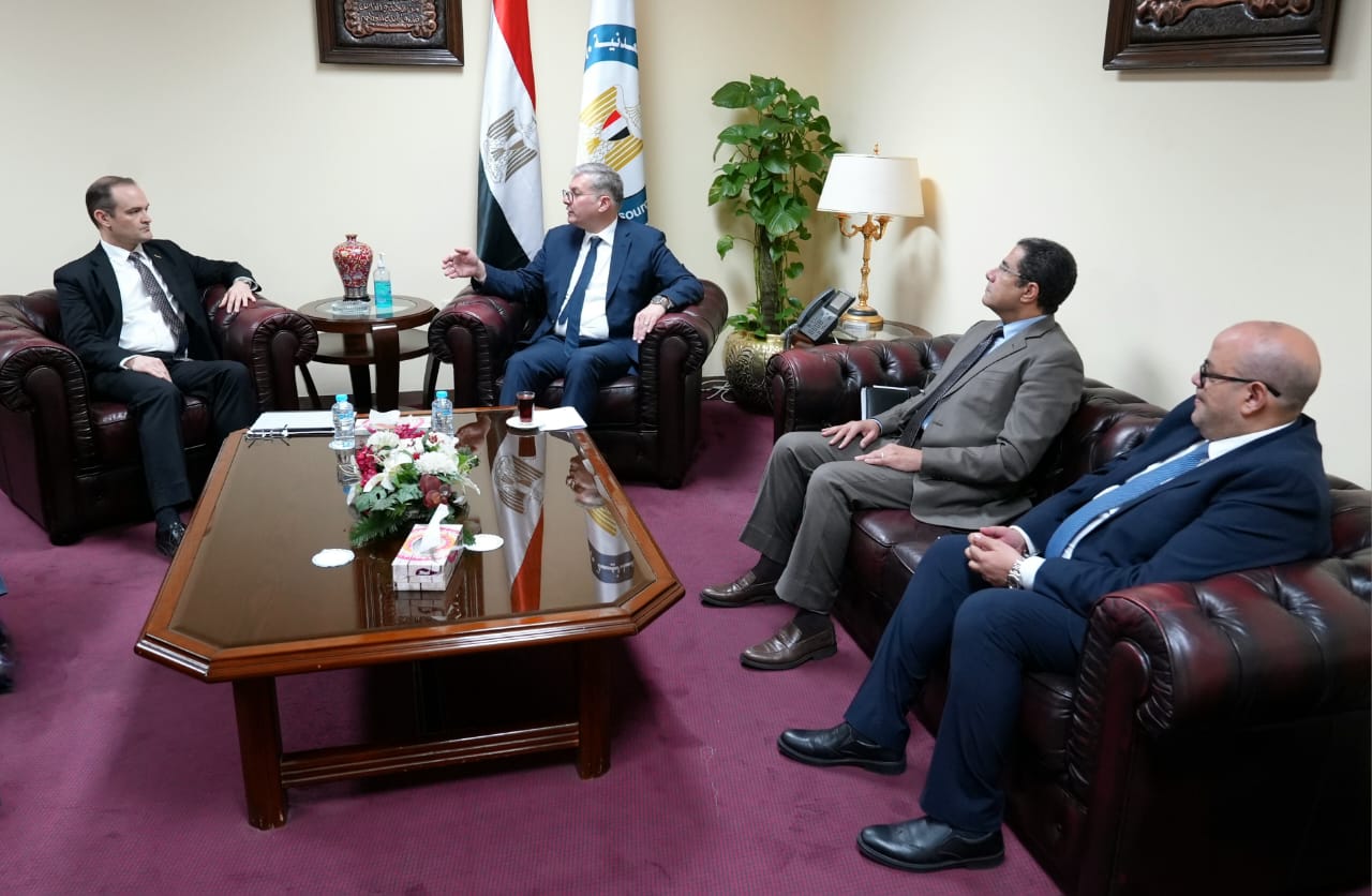 وزير البترول يلتقي نائب رئيس شركة اباتشي العالمية