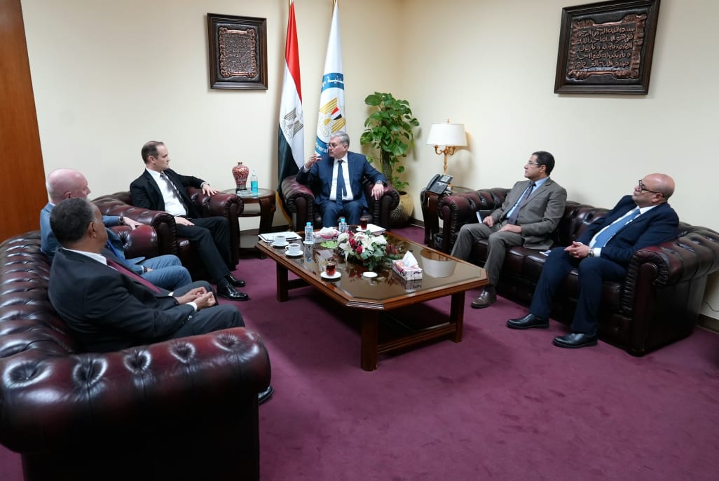 وزير البترول يلتقي نائب رئيس شركة اباتشي العالمية