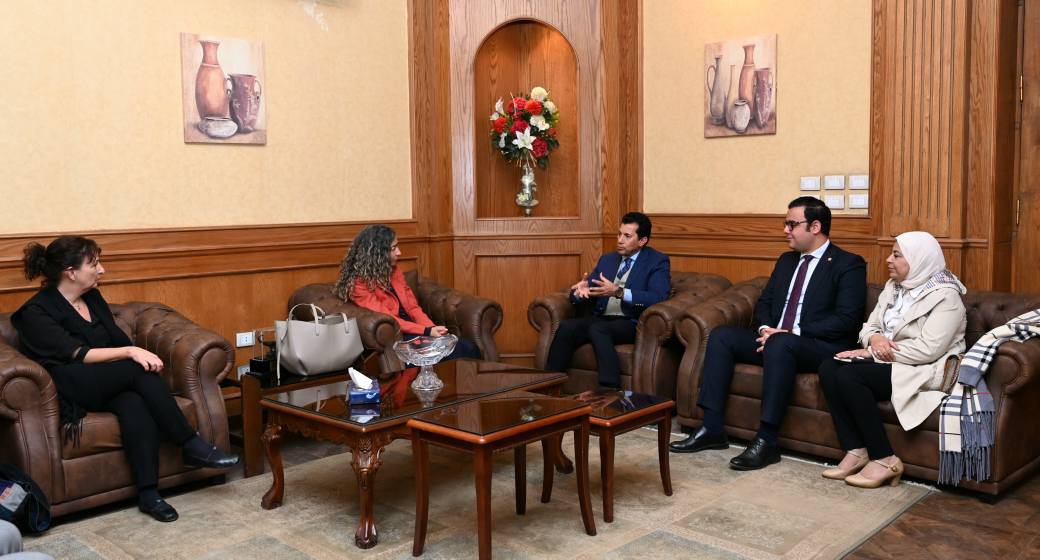 وزير الشباب والرياضة يلتقي ممثلي مؤسسة عبدالله الغرير الإماراتية