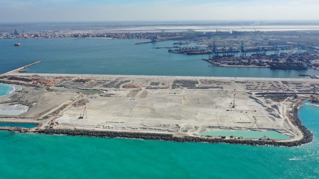 الوزير يتفقد معدلات تنفيذ مشروعات التطوير بمينائى الإسكندرية والدخيلة