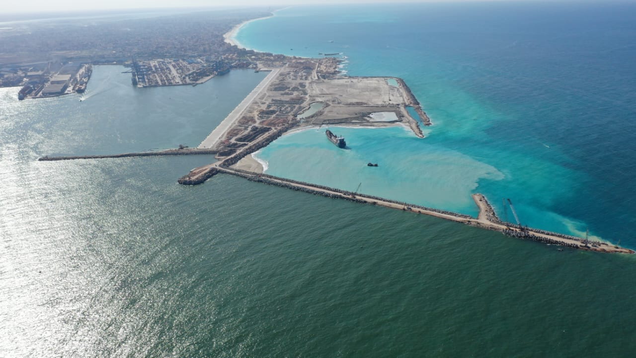 الوزير يتفقد معدلات تنفيذ مشروعات التطوير بمينائى الإسكندرية والدخيلة