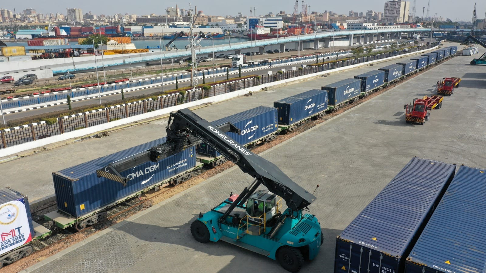 الوزير يتفقد معدلات تنفيذ مشروعات التطوير بمينائى الإسكندرية والدخيلة