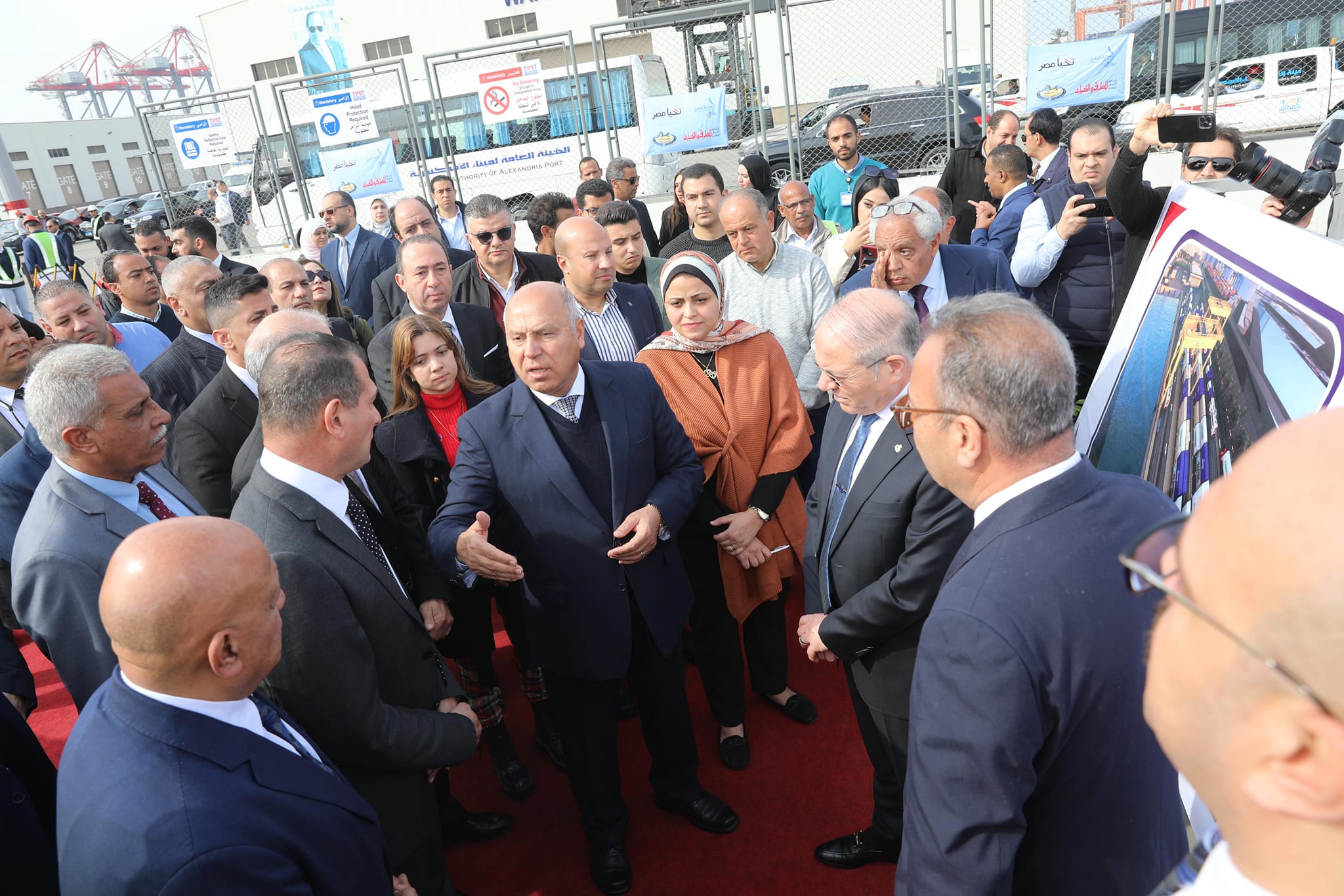 الوزير يتفقد معدلات تنفيذ مشروعات التطوير بمينائى الإسكندرية والدخيلة