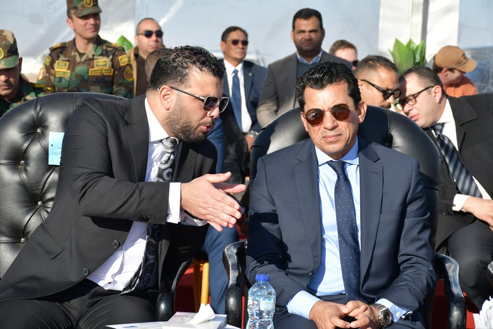 وزيرا الرياضة والطيران يشهدان التدريب الدولي بالمظلات