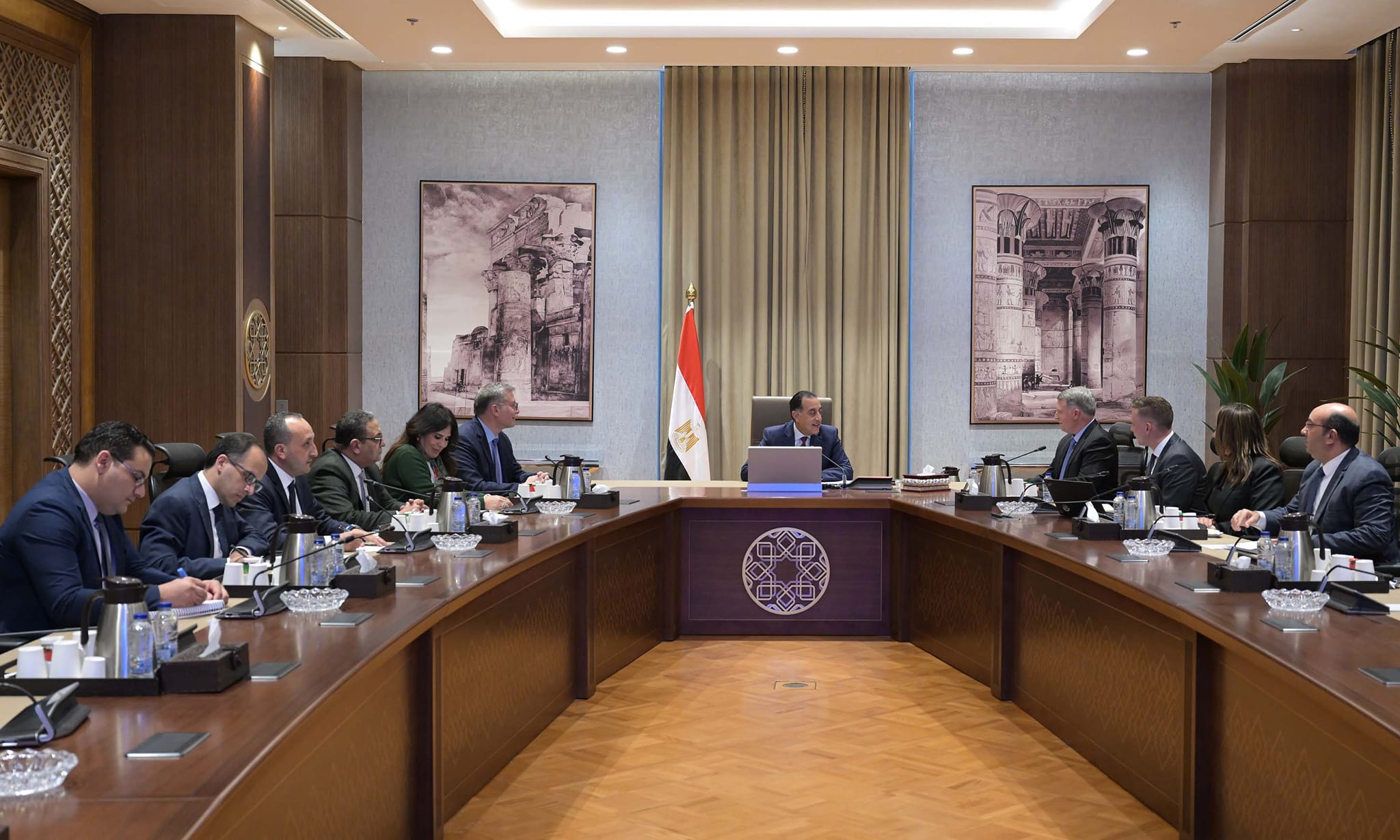 رئيس الوزراء يلتقي مسئولي شركة شيفرون العالمية