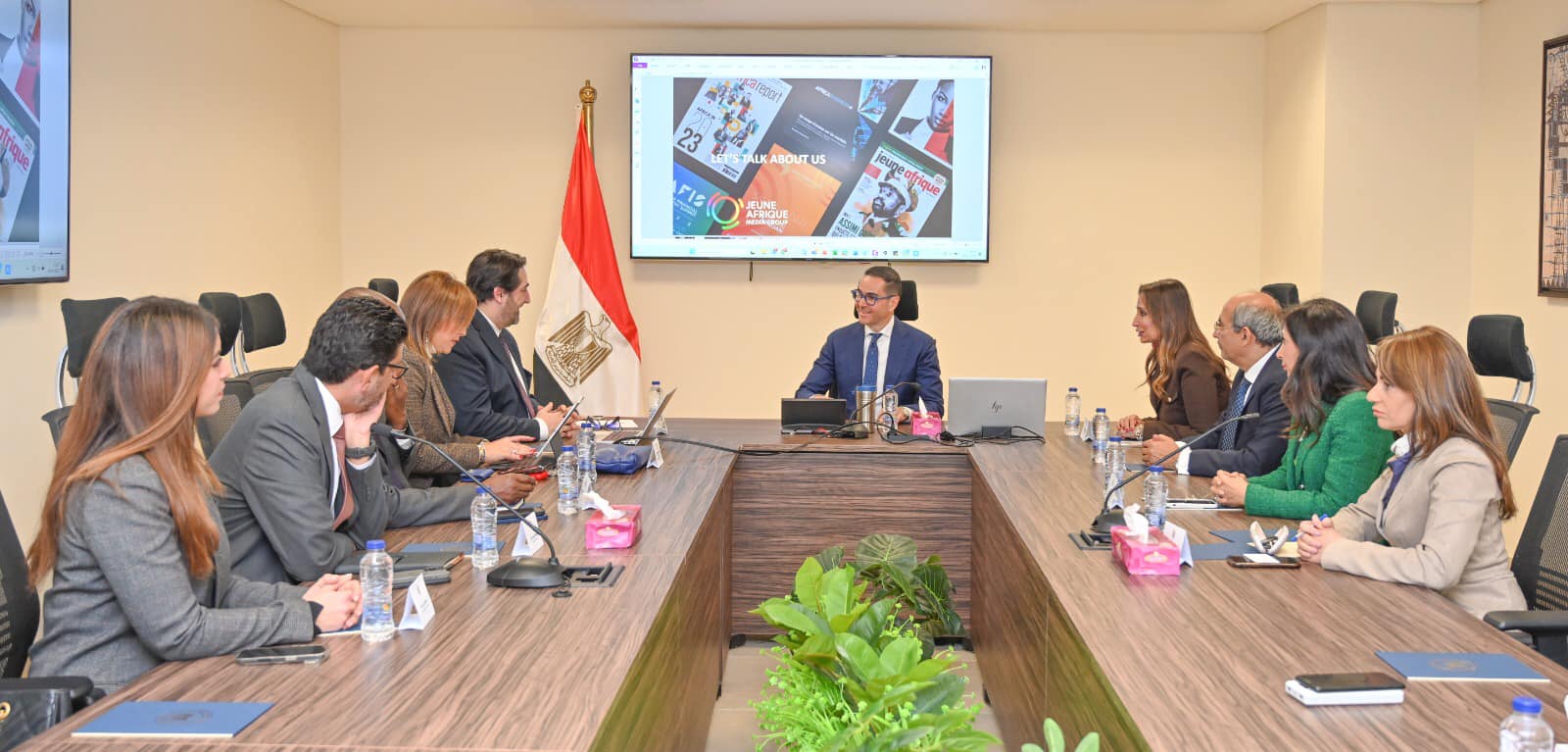 وزير الاستثمار يلتقي وفد مجموعة جون آفريك الإعلامية