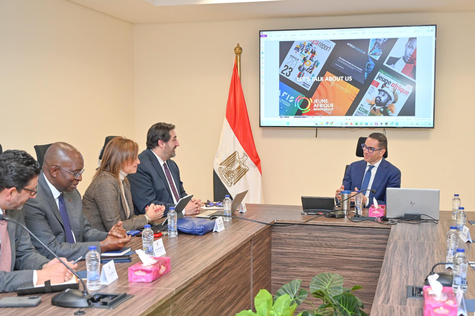 وزير الاستثمار يلتقي وفد مجموعة جون آفريك الإعلامية