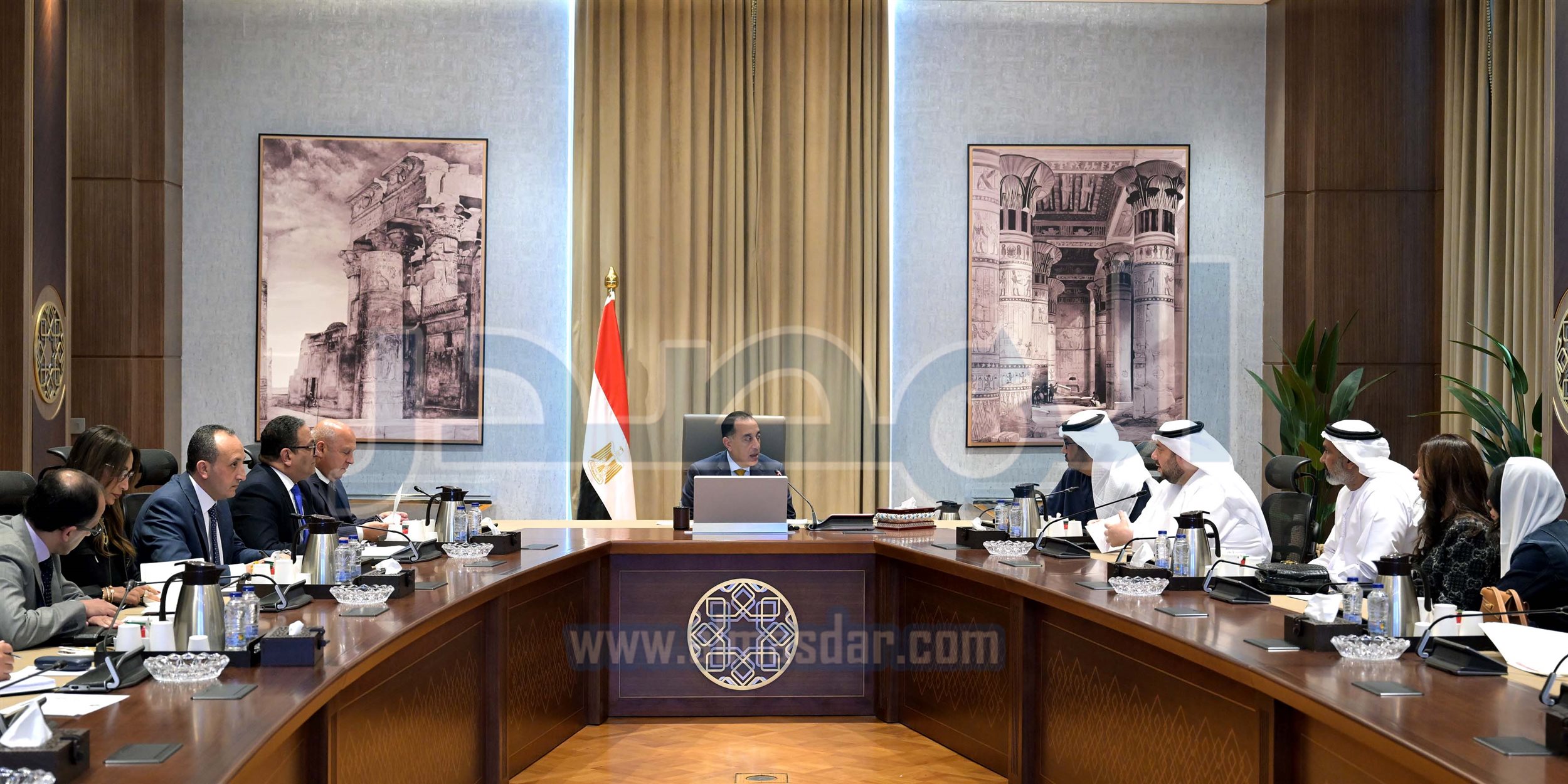 رئيس الوزراء يلتقي وزيري الصناعة والاستثمار الإماراتيين