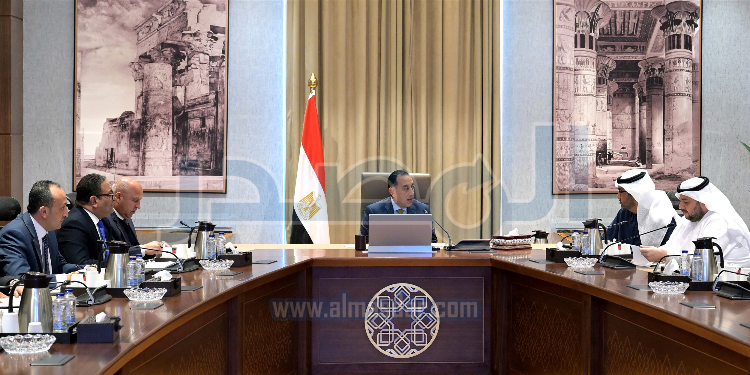 رئيس الوزراء يلتقي وزيري الصناعة والاستثمار الإماراتيين
