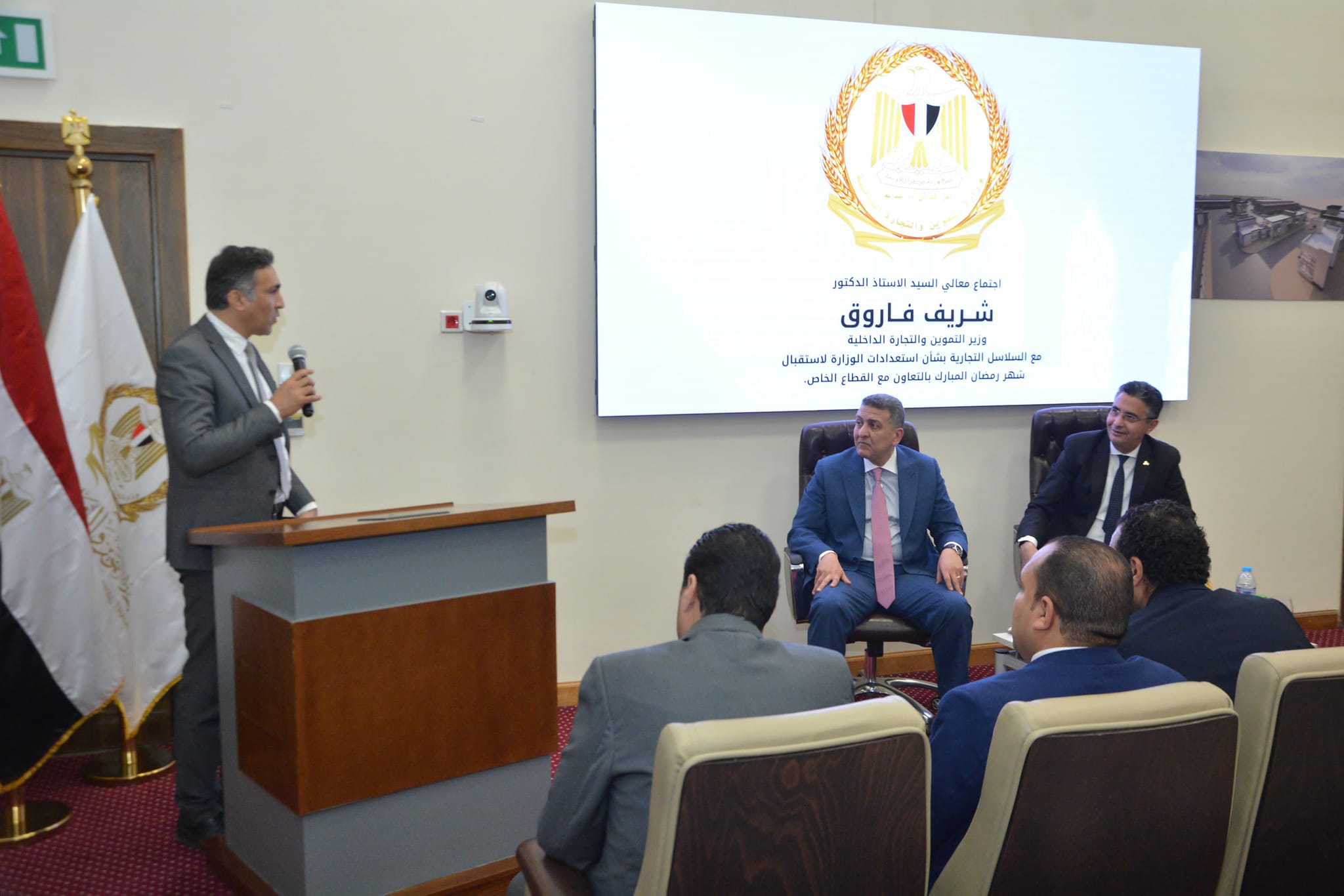 وزير التموين يعقد اجتماعًا موسعاً مع ممثلي السلاسل التجارية
