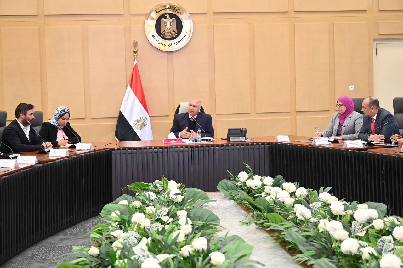 وزير الصناعة والنقل يلتقي وفد من 9 شركات تركية