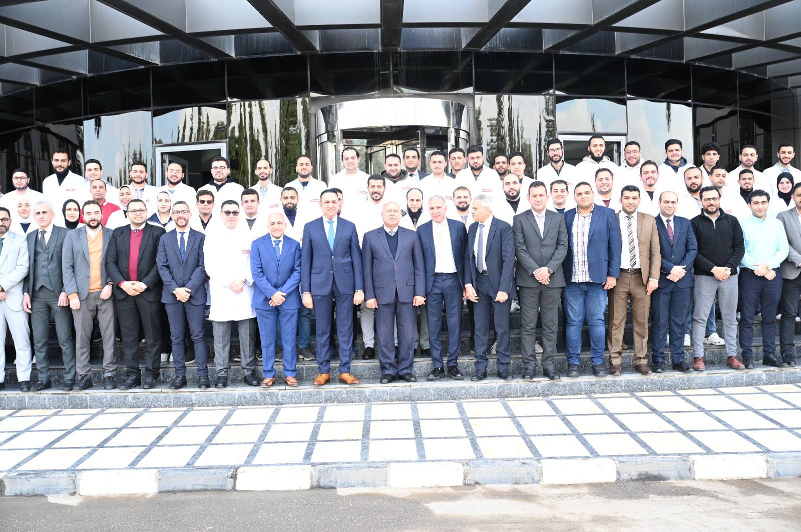 الوزير يتفقد عدد 3 مصانع في المنطقة الصناعية