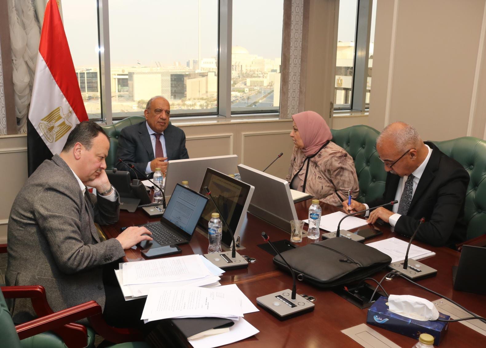 عصمت يتابع موقف تسليم الأراضى لإقامة مشروعات الطاقة الشمسية