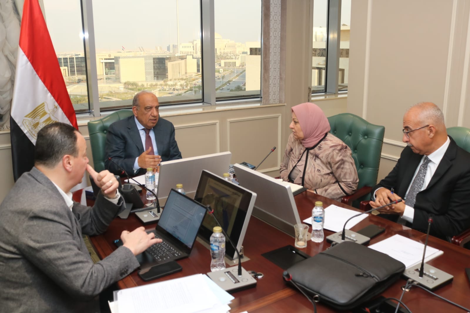 عصمت يتابع موقف تسليم الأراضى لإقامة مشروعات الطاقة الشمسية