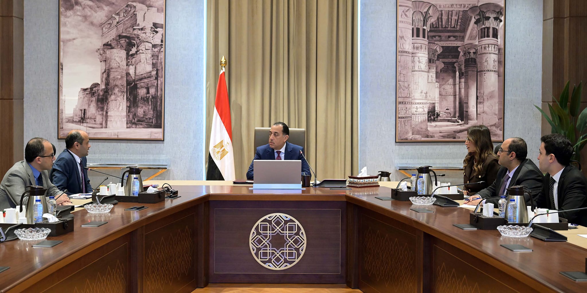 رئيس الوزراء مع رئيس البورصة المصرية