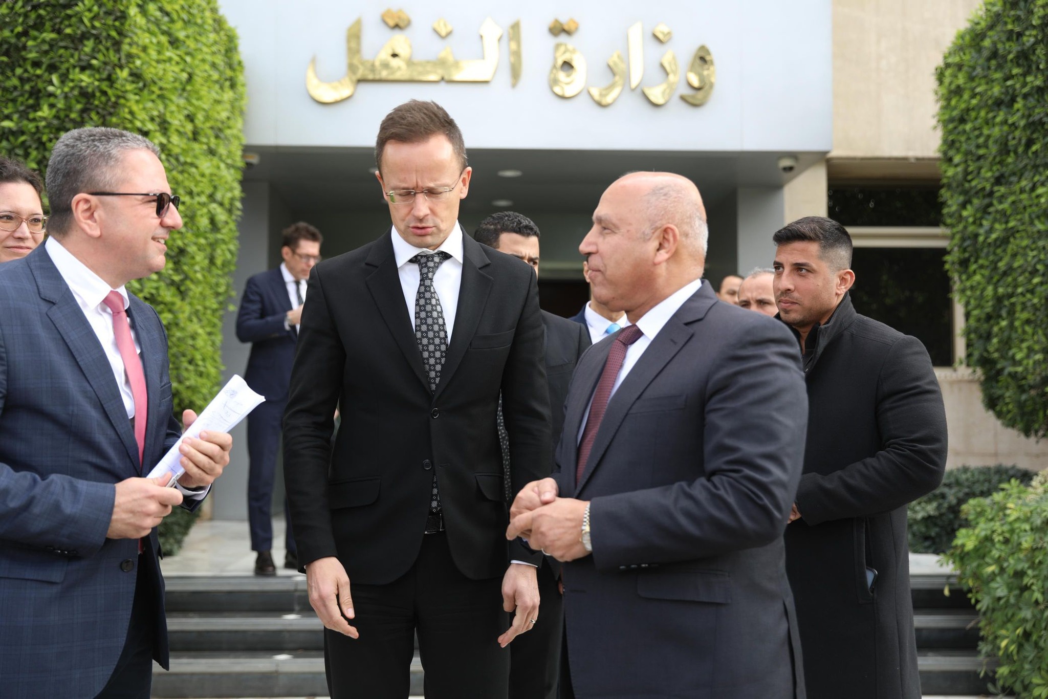 وزير الصناعة والنقل يلتقي وزير الخارجية والتجارة المجري