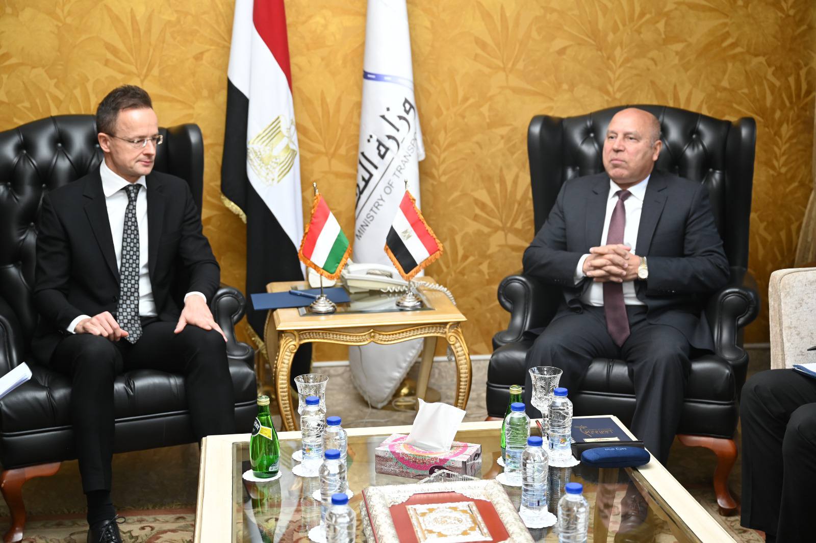 وزير الصناعة والنقل يلتقي وزير الخارجية والتجارة المجري