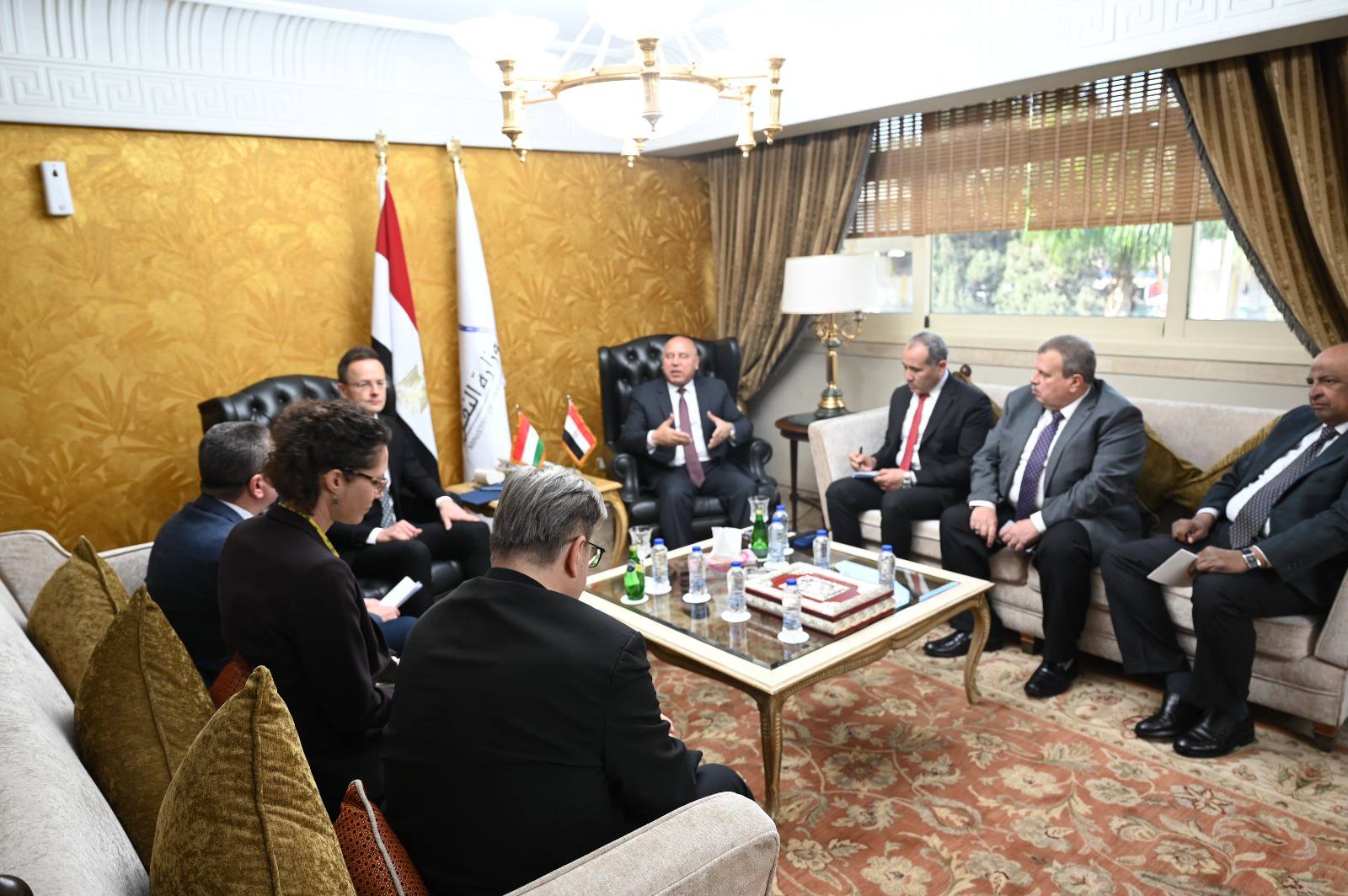 وزير الصناعة والنقل يلتقي وزير الخارجية والتجارة المجري