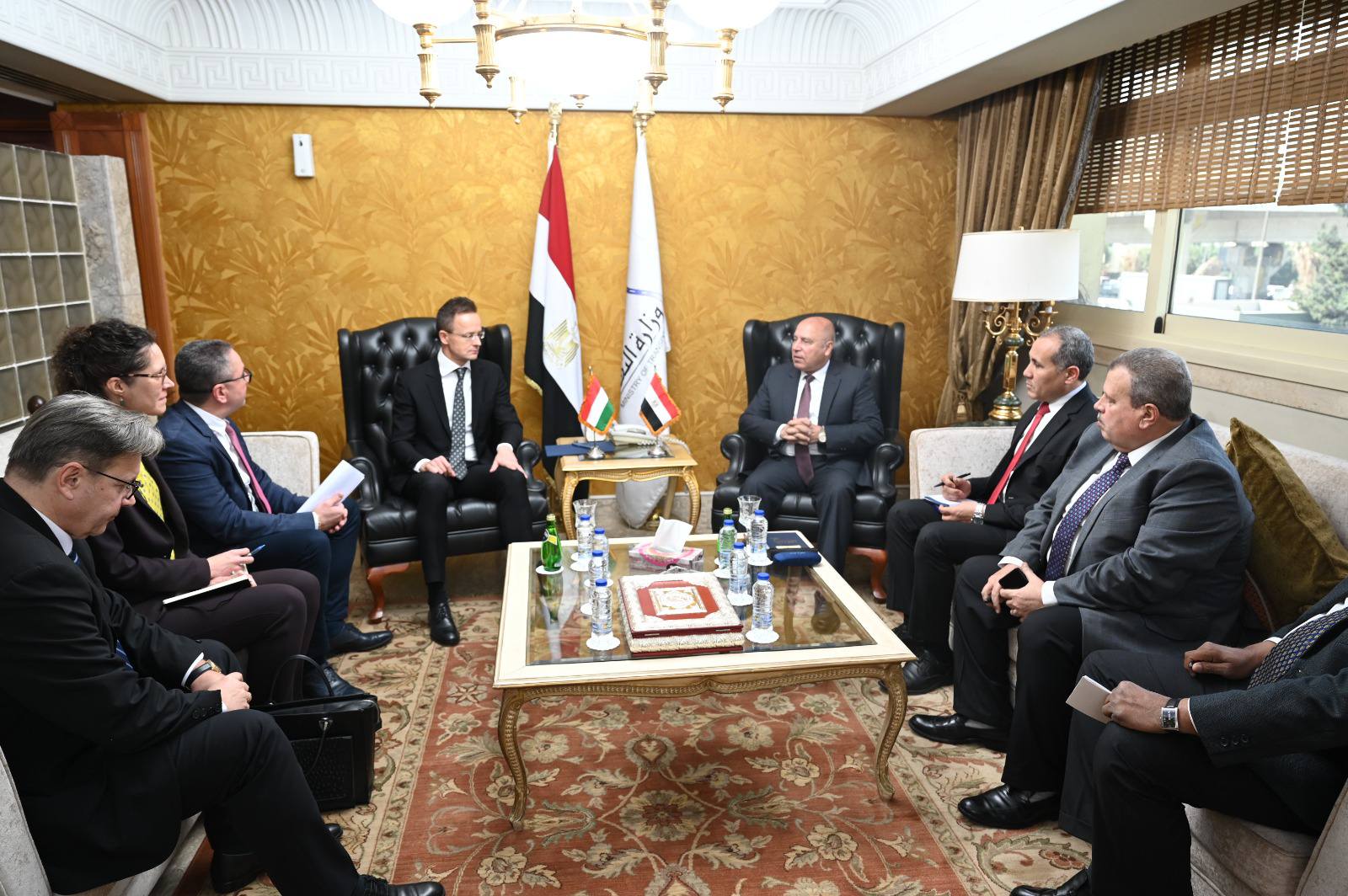 وزير الصناعة والنقل يلتقي وزير الخارجية والتجارة المجري