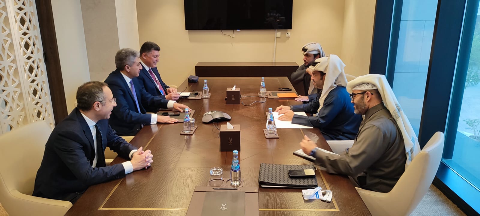 وزير السياحة والآثار يلتقي رئيس السياحة في قطر