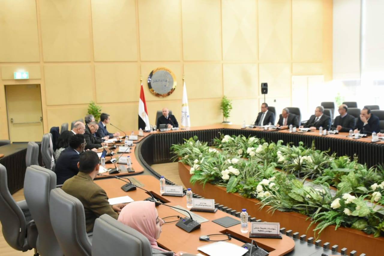 وزير الصناعة والنقل في اجتماع مع وفد من البنك الدولي