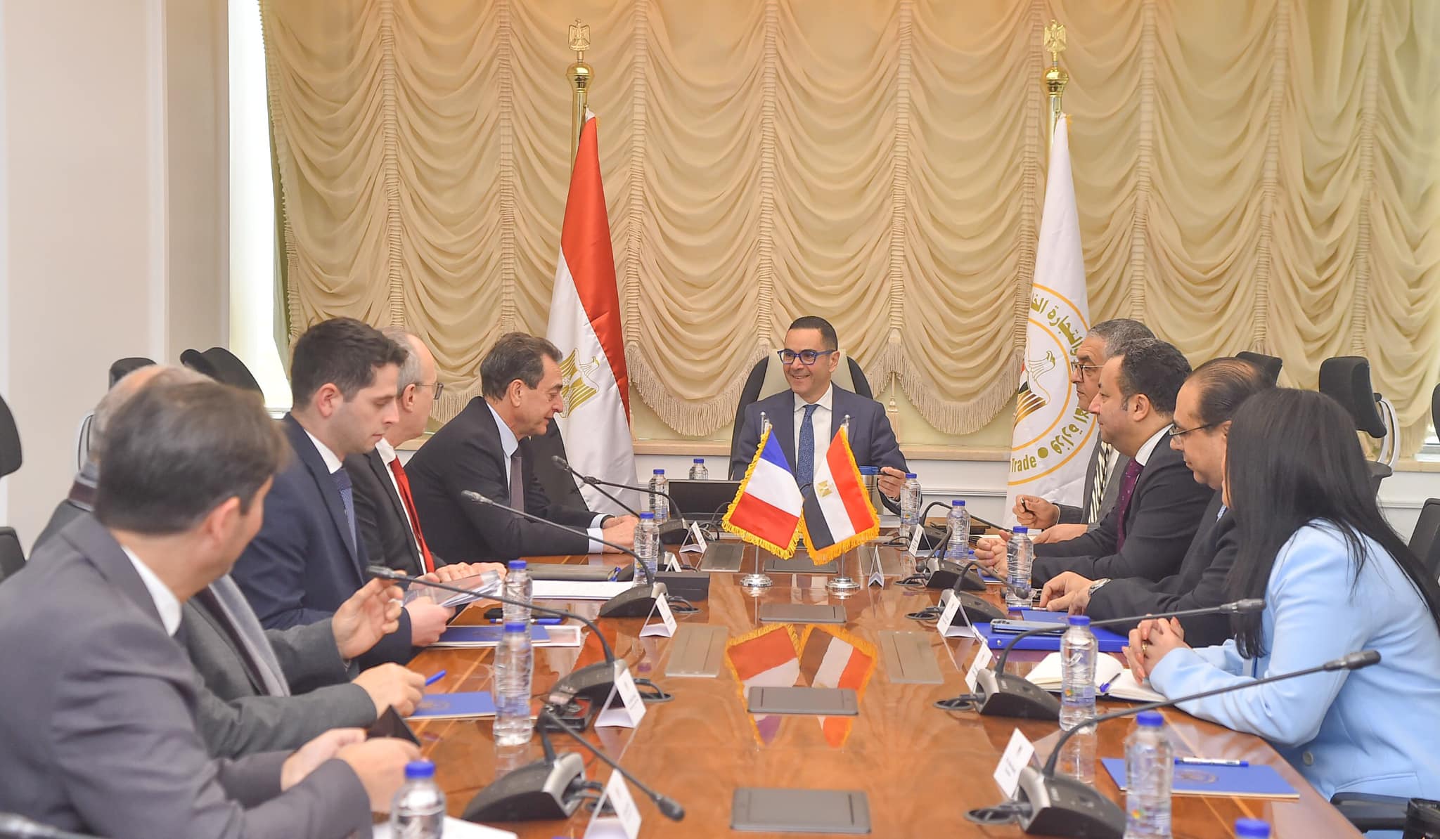 وزير الاستثمار والتجارة الخارجية في اجتماع مع سفير فرنسا