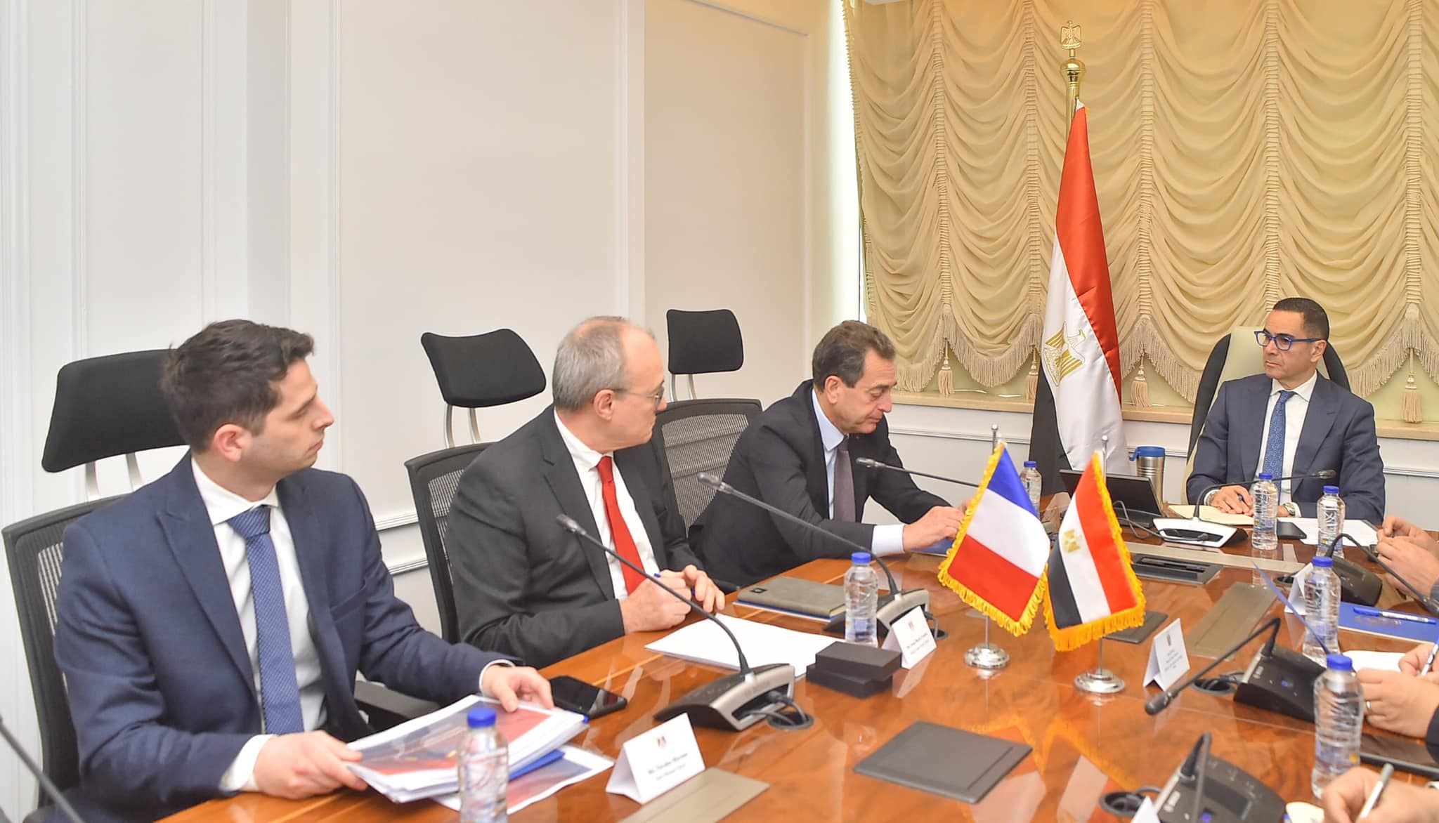 وزير الاستثمار والتجارة الخارجية في اجتماع مع سفير فرنسا