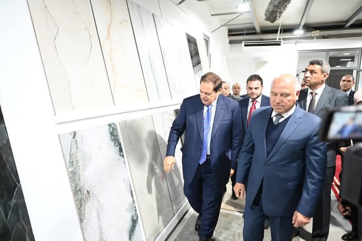 وزير الصناعة والنقل يلتقي مستثمرى السويس