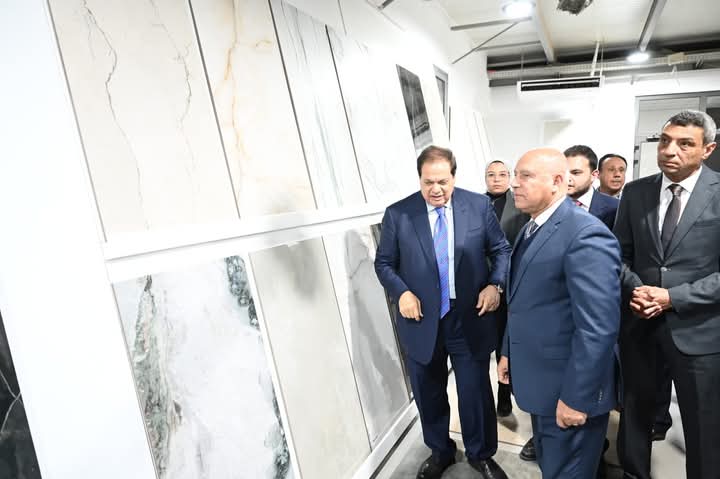 وزير الصناعة والنقل يلتقي مستثمرى السويس