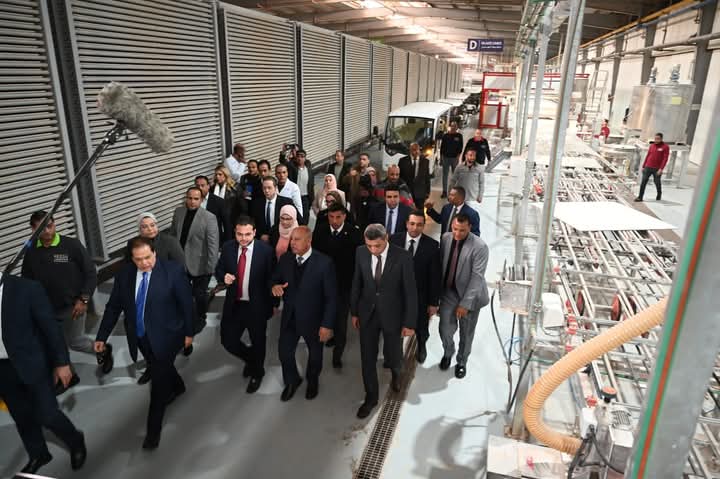 وزير الصناعة والنقل يلتقي مستثمرى السويس
