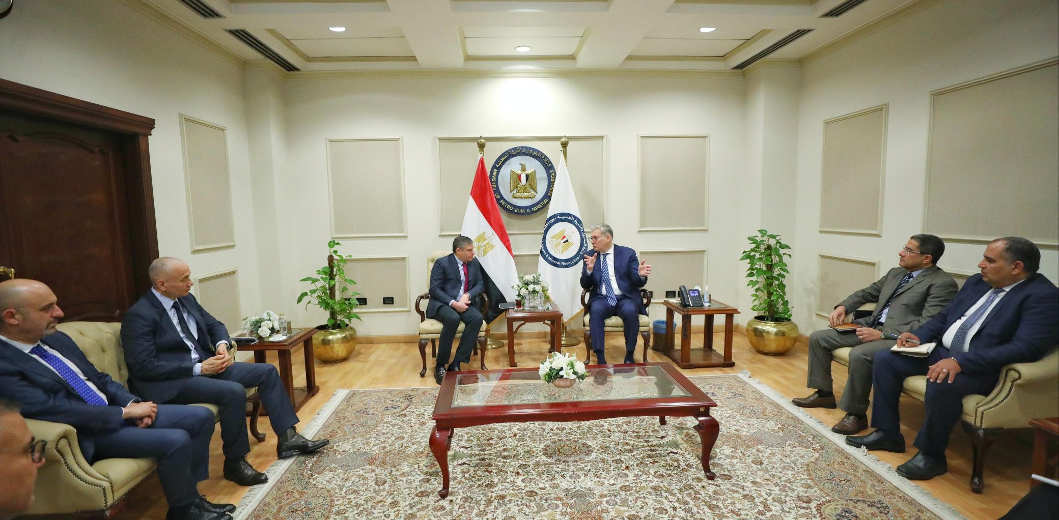 وزير البترول يلتقي لرئيس التنفيذى لشركة بيكر هيوز العالمية