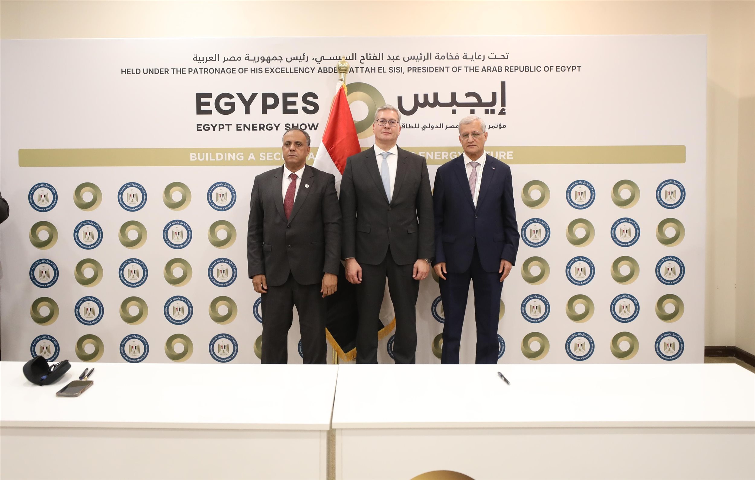 توقيع اتفاقيتين لزيادة إنتاج البترول الخام بالصحراء الغربية