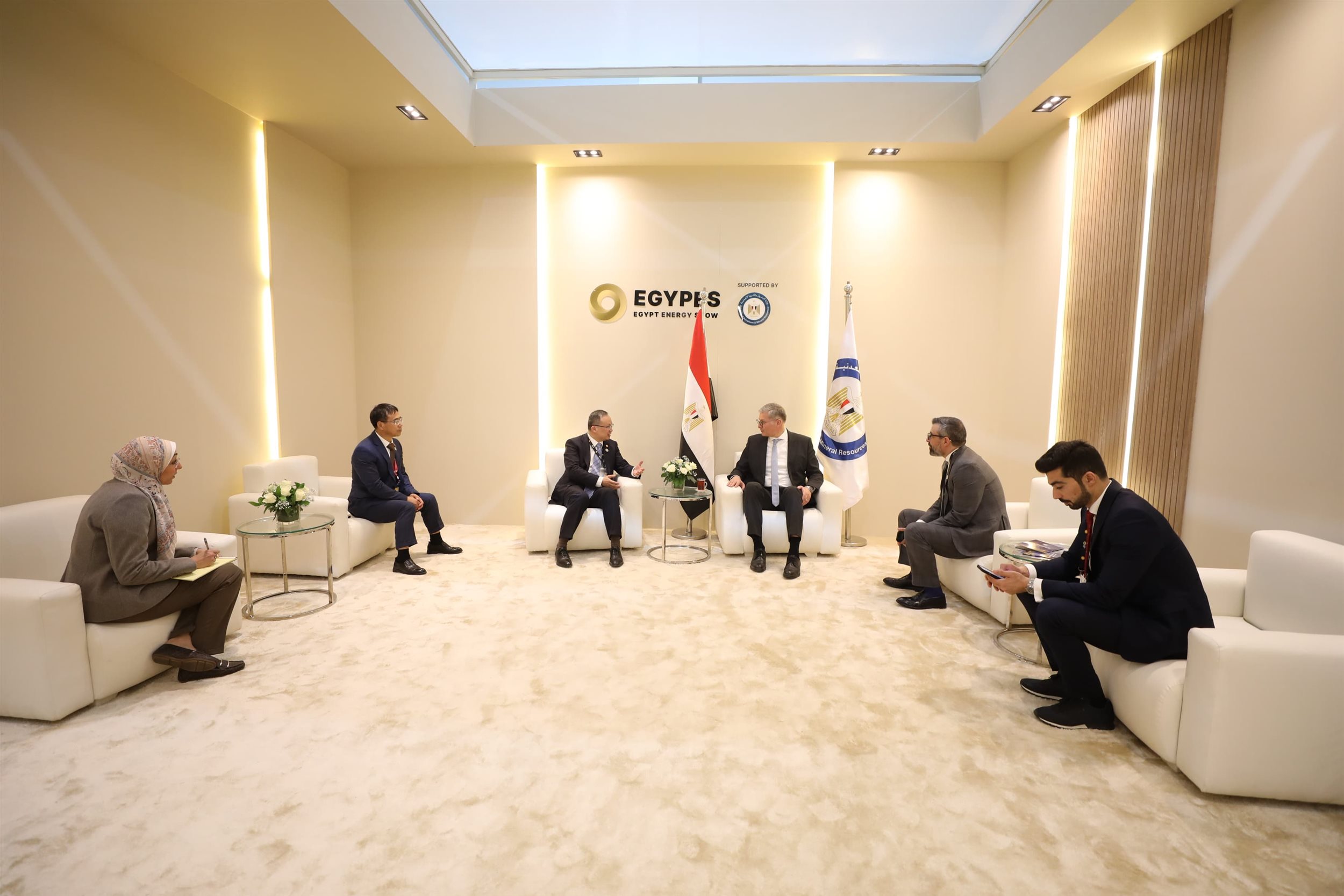 وزير البترول مع الرئيس التنفيذي لمجموعة يونايتد إنرجي جروب
