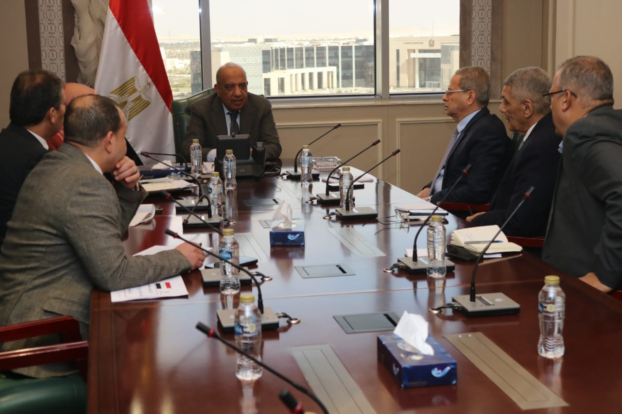 عصمت يتابع مستجدات العمل للحد من ظاهرة التعدى على الكهرباء