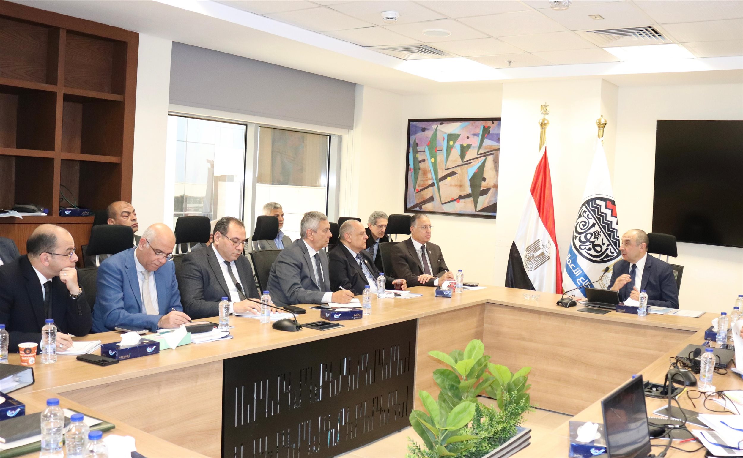 وزير قطاع الأعمال العام يجتمع برؤساء الشركات القابضة