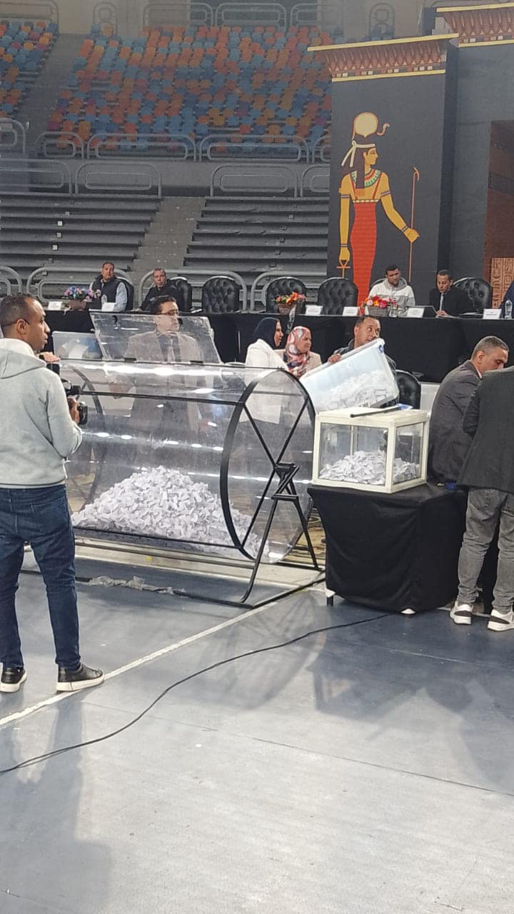 إجراء القرعة العلنية على قطع أراضي ووحدات مسكن بالسادات