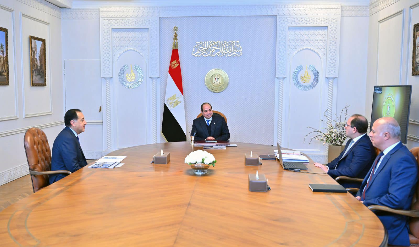 الرئيس السيسي ف اجتماع مع وزير المالية